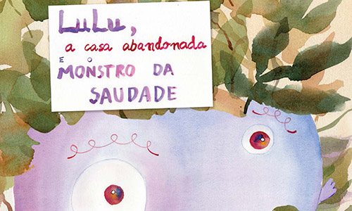 Uma menina de 6 anos, com longos cabelos castanhos e olhos cheios de curiosidade, está diante de uma velha casa. Ela usa um vestido de flores coloridas e sandálias, seu rosto expressa admiração e empolgação. Ao lado dela, um pequeno monstro com grandes orelhas e pelagem macia, com um sorriso amigável, parece contar histórias, seus olhos brilhando de nostalgia. A cena acontece em um jardim coberto de flores silvestres e gramas altas, com uma casa antiga de paredes desgastadas, adornada com desenhos coloridos no portão. Raios de sol filtram-se através das ramas de uma grande árvore, criando uma atmosfera mágica. A situação principal mostra a menina ouvindo atentamente o Monstro da Saudade, fascinada por seus relatos sobre a família que viveu naquela casa, enquanto uma leve brisa faz as folhas dançarem ao redor deles.