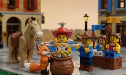 An adult cowgirl named Jessie, smiling with sparkling blue eyes and straight brown hair under a red cowboy hat, raises her fist proudly while holding a large canvas bag of shiny coins; to her left stands Dusty, a light brown brick horse with a beige mane and worn leather saddle, and in front of her is Flick, a bright orange fox figurine with a bushy tail and one paw on the bag; to her right the sheriff, an adult man with a gray mustache and large brown hat, applauds with a gold badge visible, while two child mini-figures (a girl ~8 and a boy ~7) sit on wooden crates waving colorful banners; the scene is a village square with brick paving, painted wooden facades in warm ochre, red and blue, a low fountain and antique lampposts, lit by late-afternoon orange sky with long shadows, presented as a very colorful LEGO diorama with sharp textures, vivid contrasts, exaggerated expressions, simple shapes and a composition centered on Jessie and the bag.