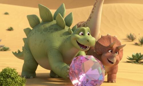 Un stegozor rotund și prietenos împinge cu energie o piatră prețioasă multicoloră în nisip, ajutat de un brahiosaur mare și blând care îl împinge din lateral și de un triceratops robust care împinge din cealaltă parte; pe un fundal deșertic cu dune joase și plante suculente, în prim-plan o poiană de flori și copaci verzi, cei trei dinozauri, uniți și veseli, transportă împreună o piatră uriașă strălucitoare într-o scenă luminoasă și dinamică.