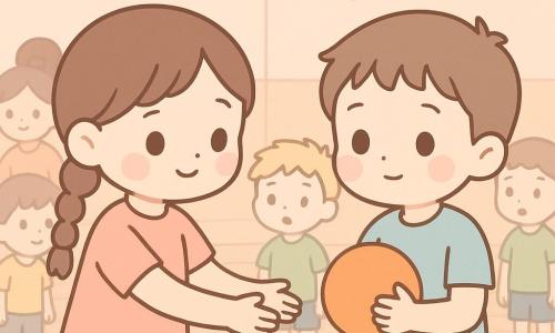 Un bambino di 8 anni dal viso rotondo, capelli castani corti, occhi grandi e brillanti, espressione timida ma sollevata, tiene un piccolo pallone arancione sul petto; a destra Sara, 8 anni, capelli castani in tre trecce e sorriso dolce, porge il pallone; dietro, a qualche passo, Luca, 8 anni, capelli biondi corti, sguardo sorpreso e imbarazzato, spalle leggermente abbassate; sullo sfondo una maestra di circa 30 anni con i capelli raccolti in uno chignon, accovacciata e protettiva vicino a un gruppo di bambini; scena in una piccola palestra scolastica con pavimento in legno chiaro, pareti pastello, cerchi colorati appesi, linee bianche a terra e una finestra con luce morbida; momento dopo un gioco, atmosfera di sostegno e cambiamento, toni pastello e contrasti delicati, composizione centrata sulle mani che si passano il pallone.