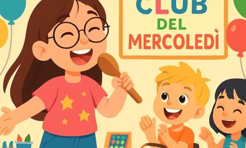 Una ragazza di 8 anni, Sofia, con lunghi capelli castani e occhiali rotondi, sorride felicemente mentre tiene un cucchiaio di legno come un microfono. Indossa una maglietta rosa con stelle e un pantaloncino di jeans, esprimendo orgoglio ed eccitazione. Accanto a lei, un ragazzo di 8 anni, Luca, con capelli biondi disordinati e un grande sorriso, è seduto su una bella macchinina gialla, ridendo e applaudendo Sofia. Più in là, una ragazza di 8 anni, Giada, con capelli neri e un vestito blu, fa gesti di danza con le mani, mostrando il suo entusiasmo. Il luogo è una sala luminosa e colorata, decorata con festoni di carta e palloncini multicolori, con tavoli pieni di giochi e attività creative. Sullo sfondo, un grande pannello mostra il nome 