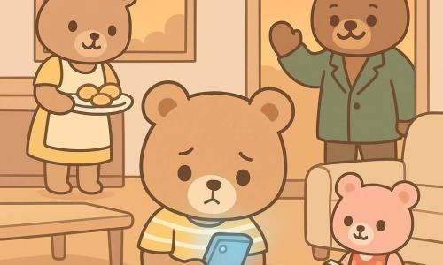 Bento, um ursinho de pelúcia marrom claro de oito anos com expressão melancólica, segura um smartphone luminoso na pata direita e alterna o olhar entre a tela e a janela; veste uma camiseta amarela às riscas e calção azul. A mãe, uma ursinha de olhar meigo, prepara pão de queijo na cozinha à esquerda e observa Bento com paciência. O pai, um urso alto e de bigode com casaco verde, está no batente à direita, sorrindo e levantando a mão como que propondo um passeio. A irmãzinha Lila, um ursinho rosa com vestido de bolinhas, está sentada no tapete com um livro vermelho aberto e olha Bento com esperança. Sala de estar calorosa e arrumada com sofá bege, tapete redondo em tons pastéis, mesa de centro em madeira clara e uma janela ampla mostrando um céu alaranjado de fim de tarde; a tela do smartphone emite luz azul intensa que contrasta com a luz dourada do pôr do sol; cena centrada em Bento, clima suave, cores pastéis saturadas, formas simples e expressão emocional clara, cena calma mas carregada de escolha.