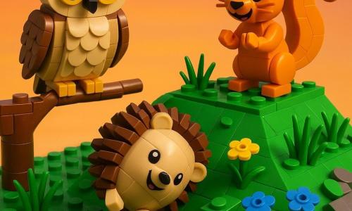Un piccolo riccio LEGO chiamato Pippo, corpo rotondo, aculei marrone chiaro in piccole tessere appuntite, volto sorridente e occhi lucenti, che rotola dolcemente su un fianco con espressione fiduciosa e gioiosa. Un grande gufo LEGO di nome Olmo, piume scolpite in mattoncini beige e marrone, grandi occhi attenti, posato su un ramo a sinistra con sguardo benevolo e ali ripiegate. Uno scoiattolo LEGO amico, pelo arancione in mattoncini lisci, baffi e coda folta in mattoncini curvi, in cima alla collina a destra che applaude sorridendo entusiasta. La scena su una piccola collina erbosa di piastre verdi LEGO con ciuffi d'erba, fiori gialli e blu, qualche pietra grigia e un cielo al tramonto sfumato arancione-rosa sullo sfondo. Pippo rotola giù per la collina sotto gli sguardi incoraggianti di Olmo e dello scoiattolo, atmosfera calda, luce soffusa, composizione centrata e chiara per un bambino di 6 anni.