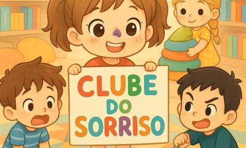 Clara, 8 anos, alegre e tímida com uma mancha violeta de marcador no nariz e rabo de cavalo bagunçado, segura um grande cartaz colorido CLUBE DO SORRISO; à esquerda, Tiago, 8, risonho e surpreso, agachado olhando um marcador laranja com expressão cômica de medo; à direita, Martim, 8, malicioso, imita um maquinista empurrando um marcador como locomotiva; atrás, Inês, 8, concentrada e sorridente, arruma almofadas como pequena estação; cenário: cantinho de leitura escolar luminoso e acolhedor com tapete geométrico, estantes baixas, almofadas coloridas e marcadores espalhados, crianças formando um “comboio” de marcadores em clima caloroso e cores vivas, composição centrada em Clara e seu cartaz.