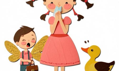 A princesa (garota cerca de 12 anos) está ao centro, surpresa e divertida, espirrando com a mão na boca e segurando uma pequena bolsa com padrão de pato; à esquerda a fada Fofota (mulher muito pequena) sorri, com botas ao avesso e asas de papel dourado, acenando com um minúsculo lenço; à direita o duende Tico (menino cerca de 10 anos) ri, de orelhas pontudas, jaqueta verde, agachado e segurando uma lanterna de papel; atrás da princesa, o pônei Torcicolo, pequeno e de cor anis, com expressão carrancuda e sela de tecido às bolinhas; a caverna é ampla, com estalactites prateadas terminadas em pequenos guizos, paredes em papel cinza-azul com gotas de cristal coladas e chão salpicado de pedras coloridas; o espirro faz vibrar os guizos e ondas sonoras são representadas por fitas coloridas e notas musicais de papel que quicam ao redor, criando uma cena alegre e sonora.