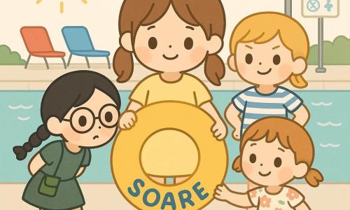Patru fete: Ilinca (~9 ani), păr brun mediu în două cozi lejere, rochie galben pal, ține un colac gonflabil mare galben inscripționat "SOARE" și stă în centru; Teodora (~9 ani), păr negru împletit, ochelari rotunzi, carnet verde la brâu, stă la stânga, înclinată ca un detectiv; Mara (~9 ani), păr blond scurt, tricou în dungi albastru-alb, zâmbet ștrengar, la dreapta cu mâinile în șolduri; Daria (~7 ani), păr castaniu deschis în două codițe, rochiță cu flori, obraji roz, ține o margine a colacului și stă ușor în spate la dreapta, cu expresie rușinată dar zâmbitoare. Locație: marginea unei piscine municipale însorite, margine din beton deschis, șezlonguri colorate, duș metalic strălucitor și un panou alb cu pictograme; apă turcoaz limpede cu reflexe și valuri stilizate. Situație: moment de reîntâlnire și iertare — Daria îi returnează colacul Ilincăi; cele trei fete formează un semicerc mic în jurul colacului, expresii blânde, picături de apă pe picioare și câteva stropi desenati, atmosferă caldă, culori pastel, compoziție aerisită în stil kawaii minimalist cu contururi fine și umbre foarte moi.